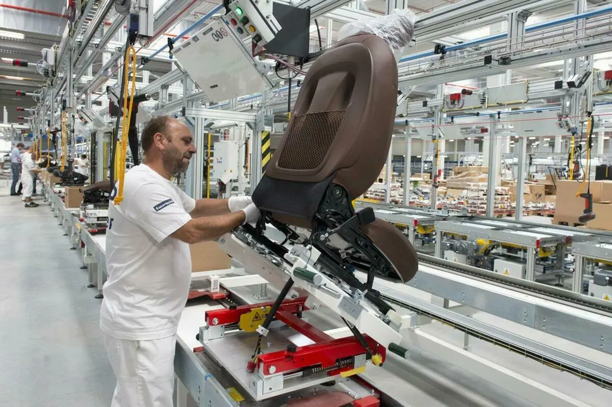 Працівник на автомобільний завод Faurecia