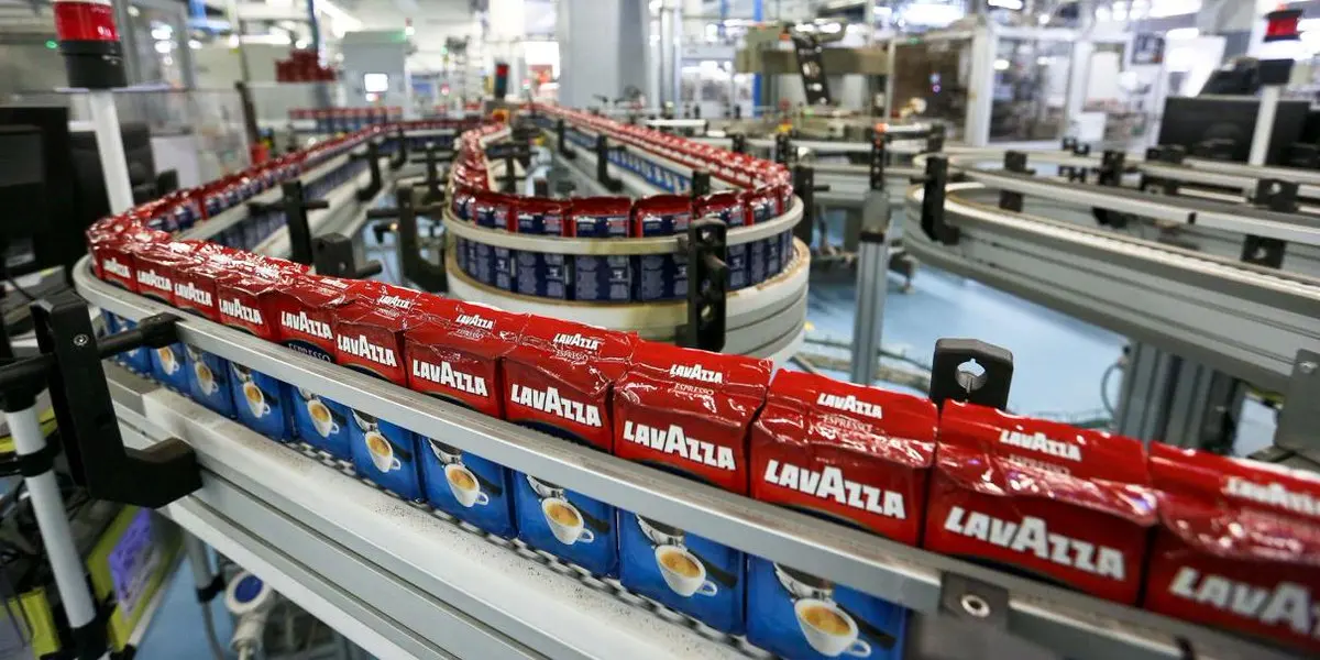 Работник на упаковку кофе Lavazza