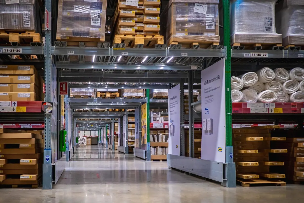 Работник склада IKEA в Литве