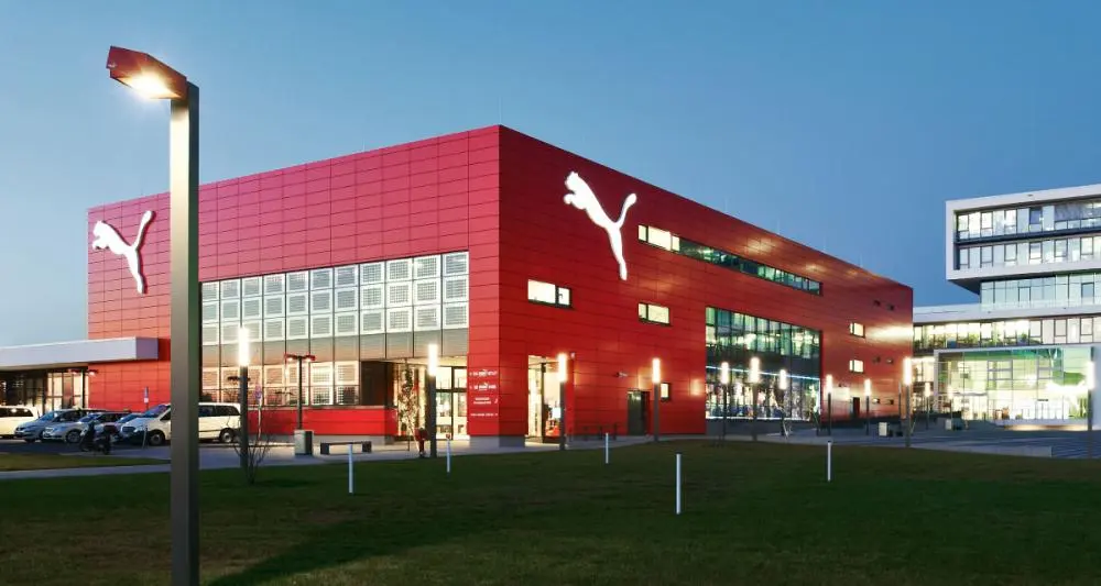 Пакувальник одягу та взуття на склад Puma