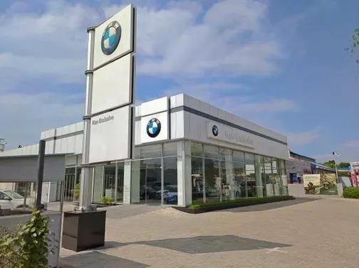 Рабочий на автомобильный завод BMW. Производство кабелей