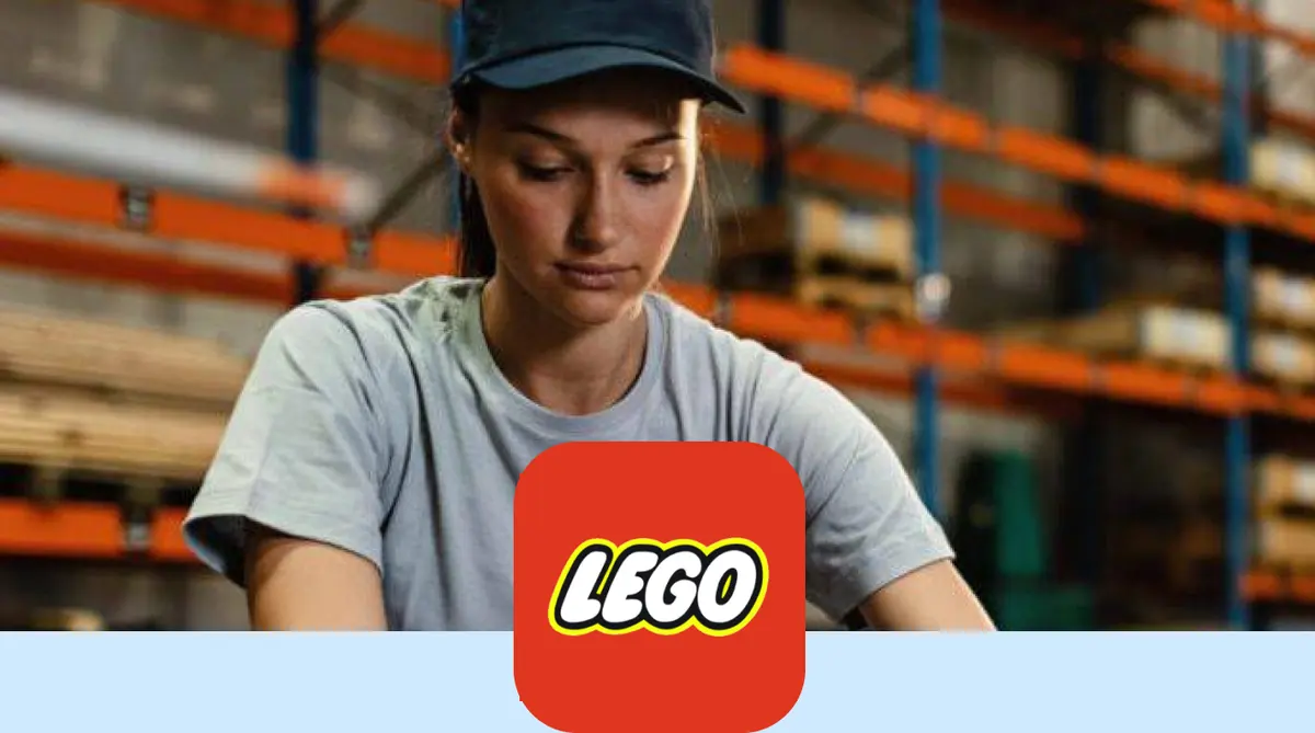Рабочий на упаковку конструктора LEGO на склад — фото 5