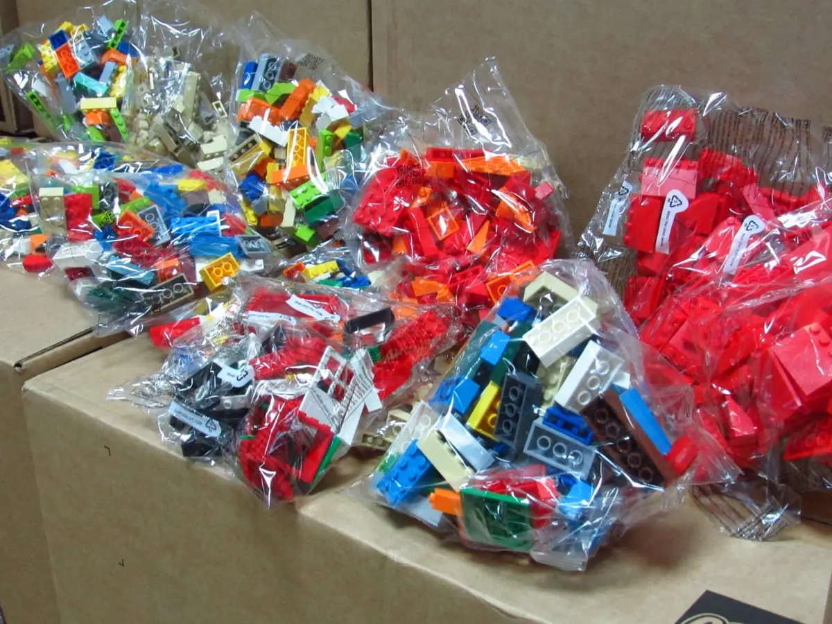 Рабочий на упаковку конструктора LEGO на склад — фото 2