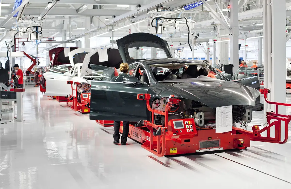 Робітник на завод деталей для автомобілів Tesla — фото 2