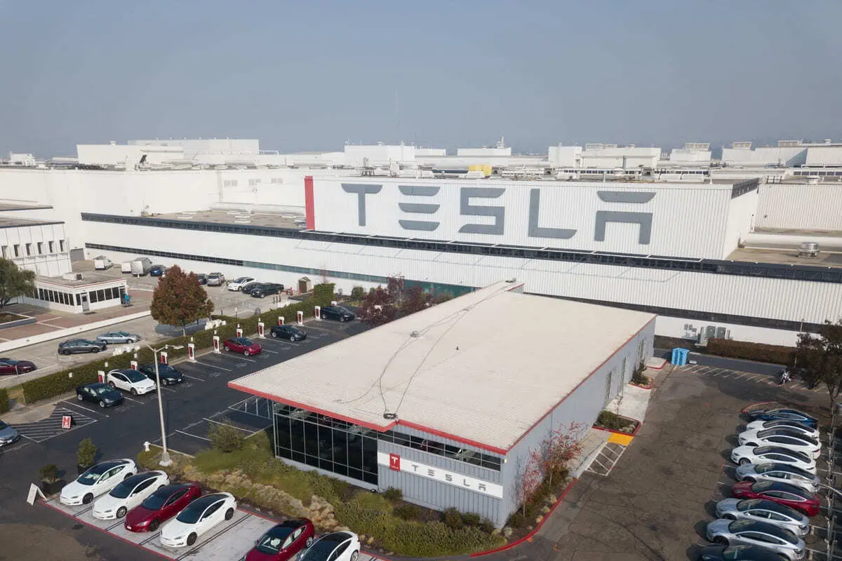 Робітник на завод деталей для автомобілів Tesla — фото 4