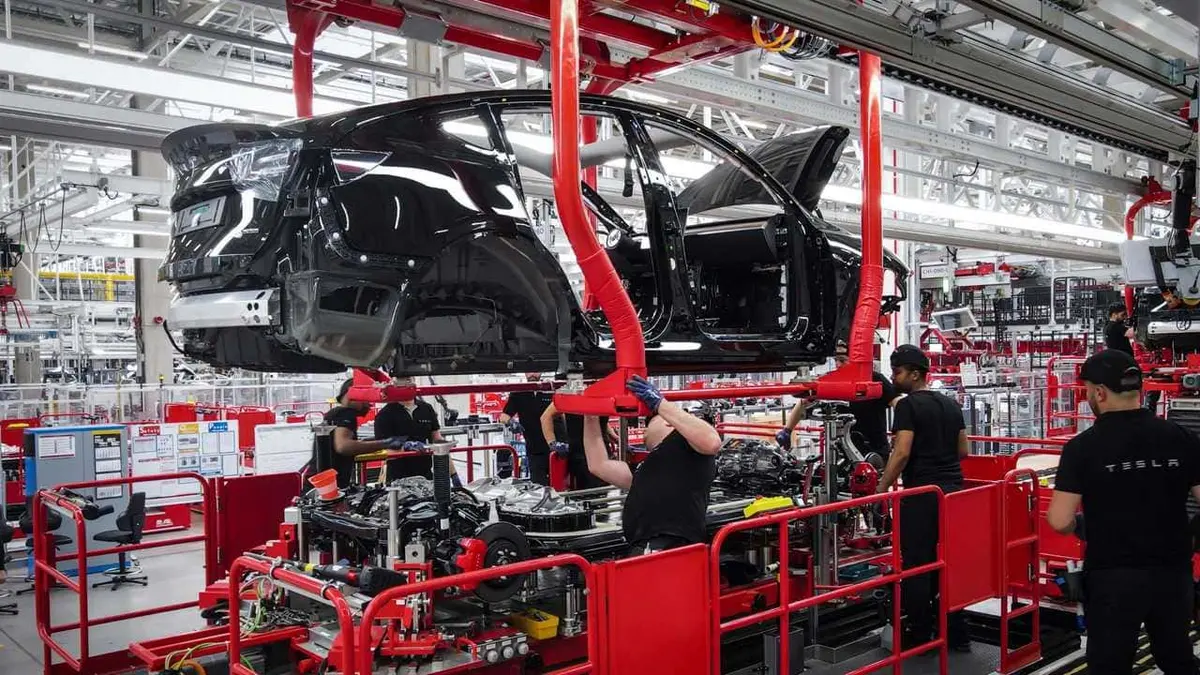 Робітник на завод деталей для автомобілів Tesla — фото 3