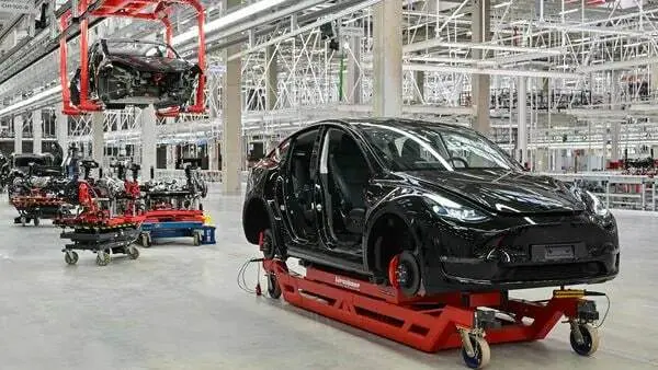 Робітник на завод деталей для автомобілів Tesla