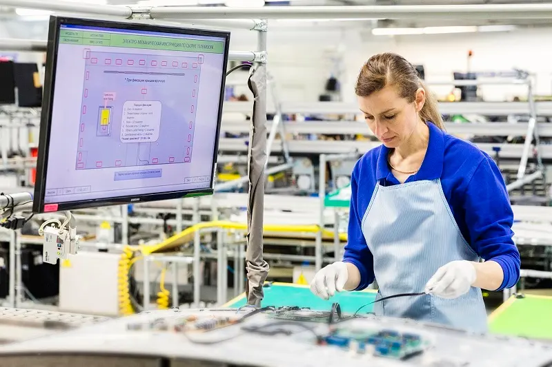 Рабочий на производство деталей для компьютеров и ноутбуков SAMSUNG
