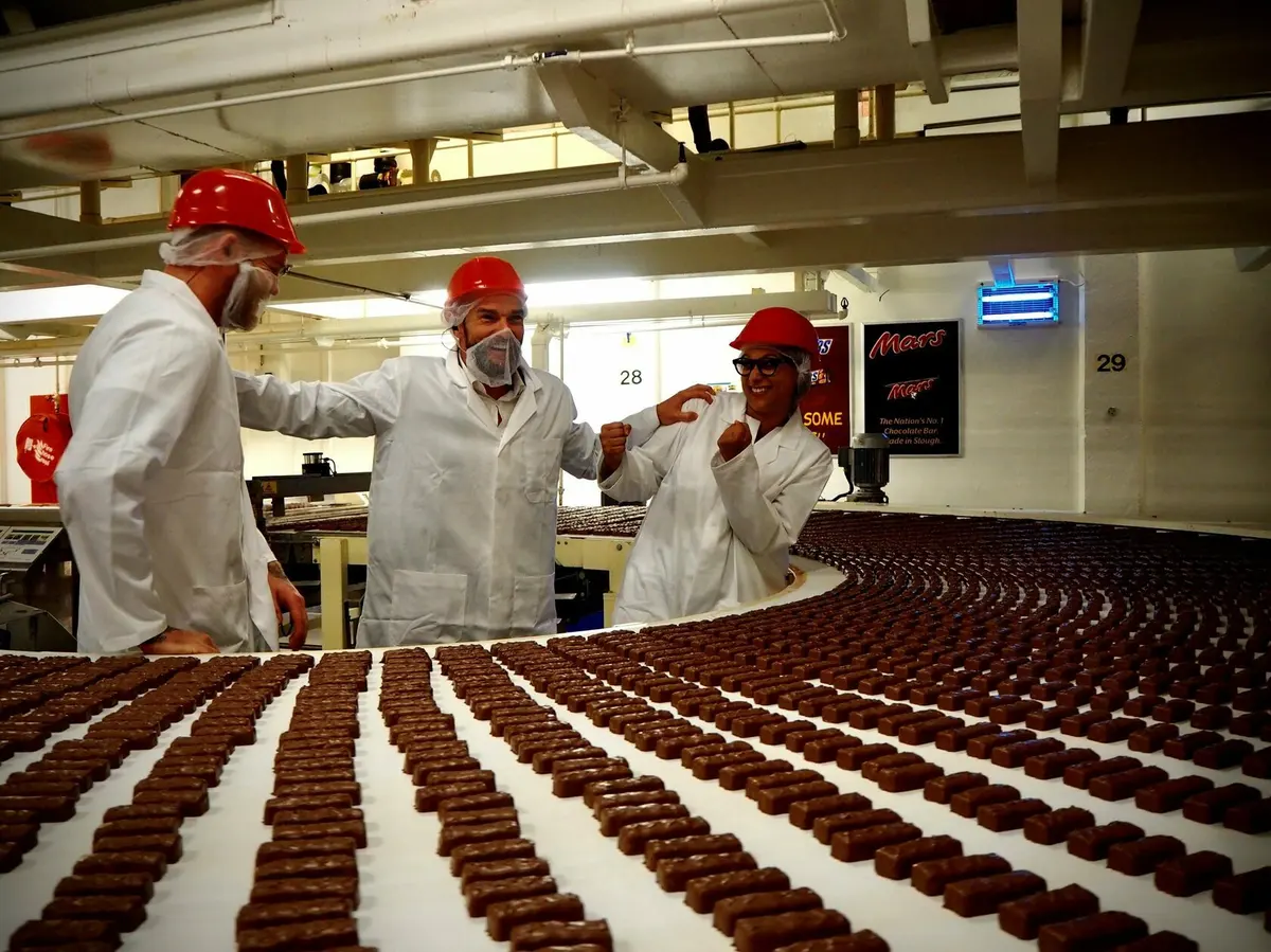 Работники на упаковку батончиков Snickers, Mars, Bounty
