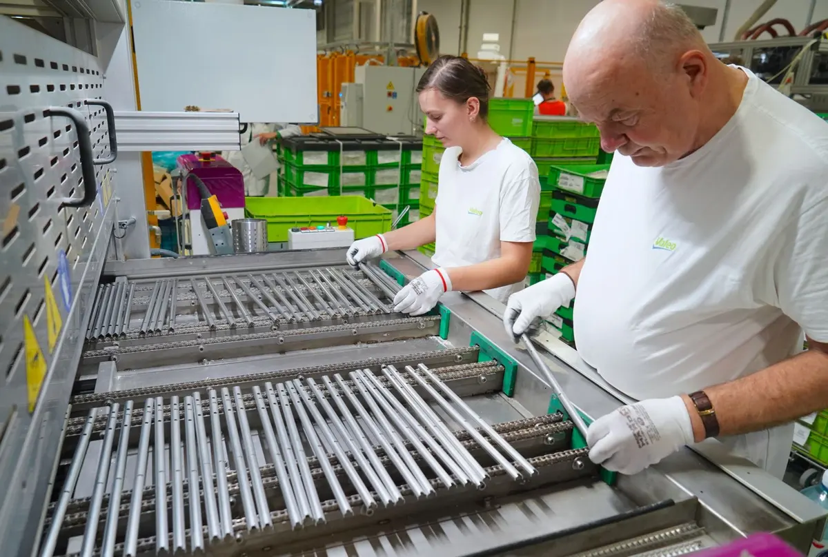 Працівник на виробництво автомобільних фар Valeo — фото 2