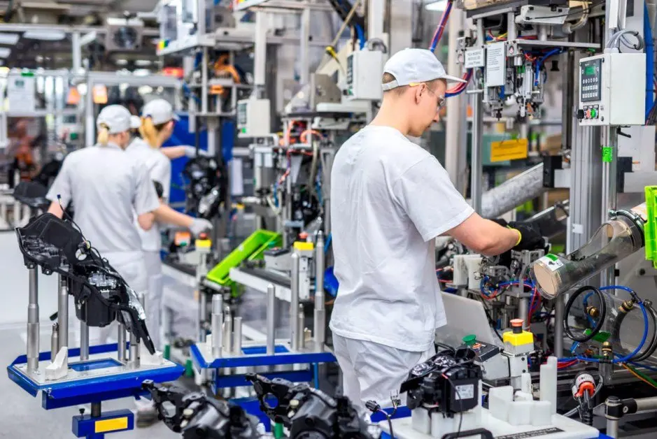 Работник на производство автомобильных фар Valeo