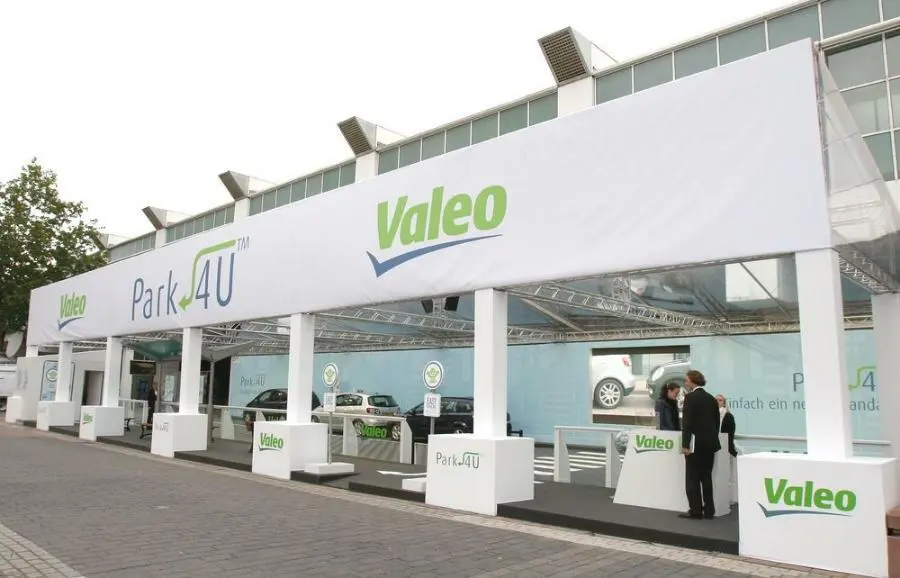 Працівник на виробництво автомобільних фар Valeo — фото 3
