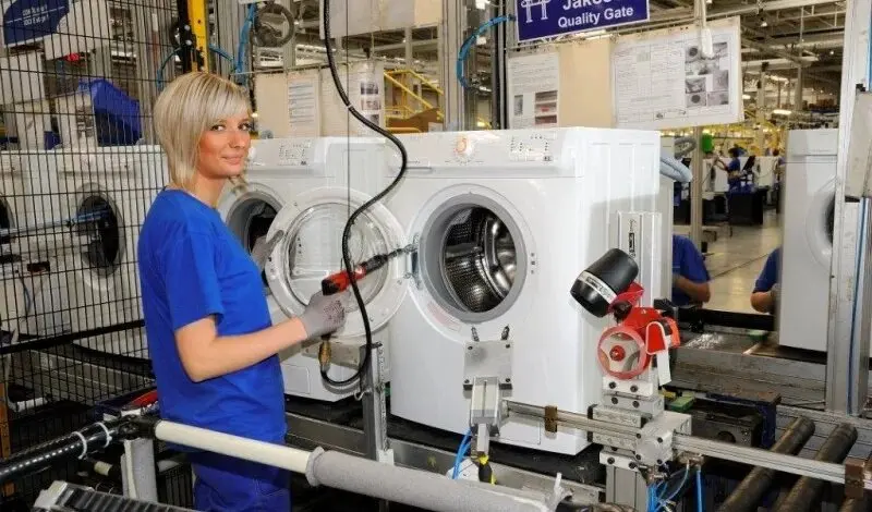 Працівник заводу побутової техніки Whirlpool