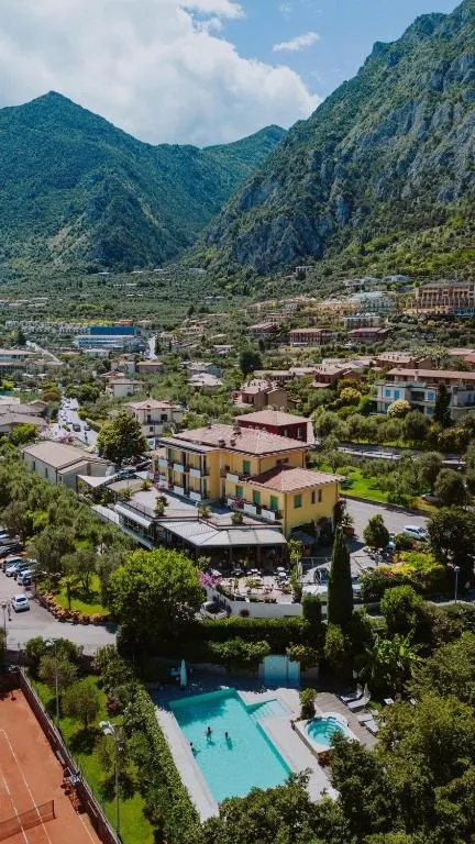 Покоївка в готелі/ Limone sul Garda, Італія (озеро Гарда) — фото 2