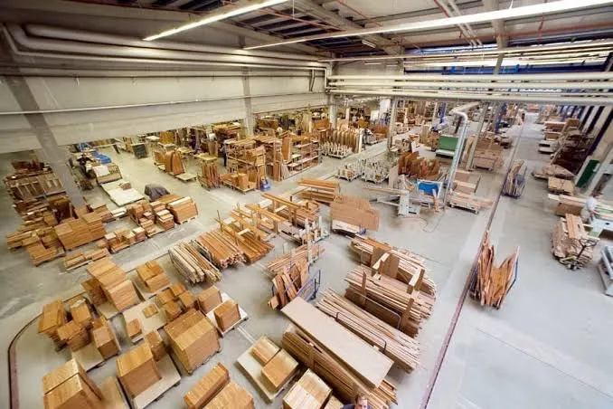 Работник деревообрабатывающего завода AGRA WOOD
