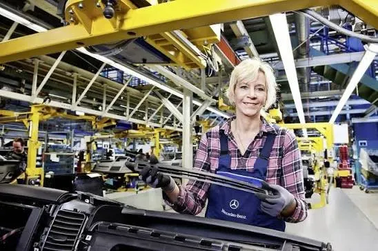 Працівник виробництва пластикових автодеталей BEST AUTOTECH